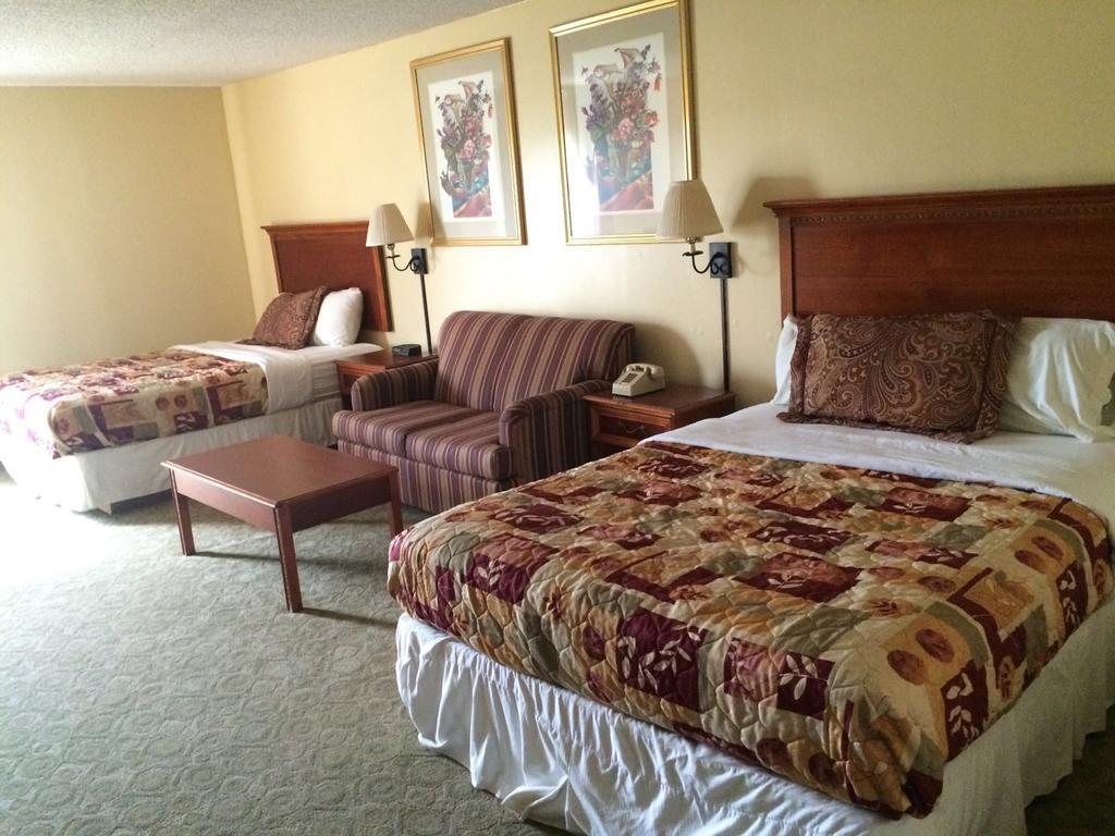 Plaza Hotel And Suites Пайн Блъф Екстериор снимка