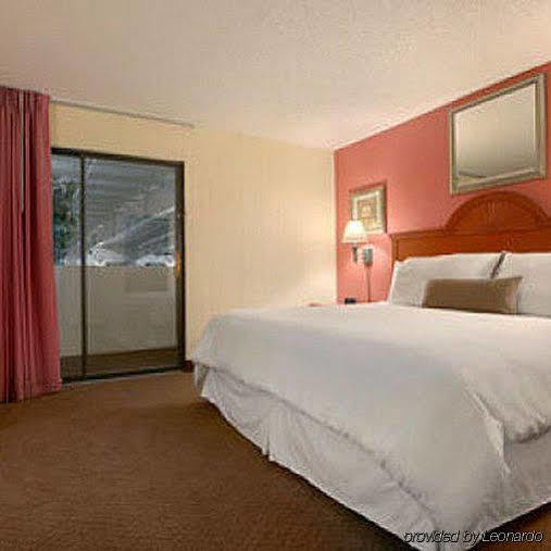 Plaza Hotel And Suites Пайн Блъф Стая снимка