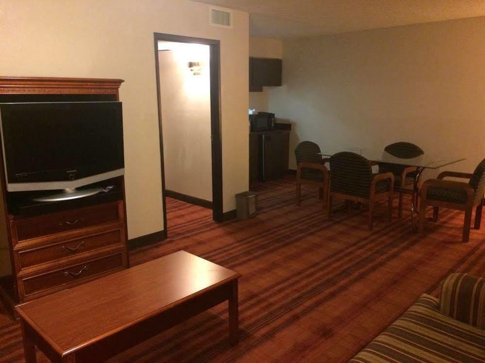 Plaza Hotel And Suites Пайн Блъф Екстериор снимка
